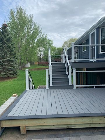 Gray composite deck with picture-frame border
