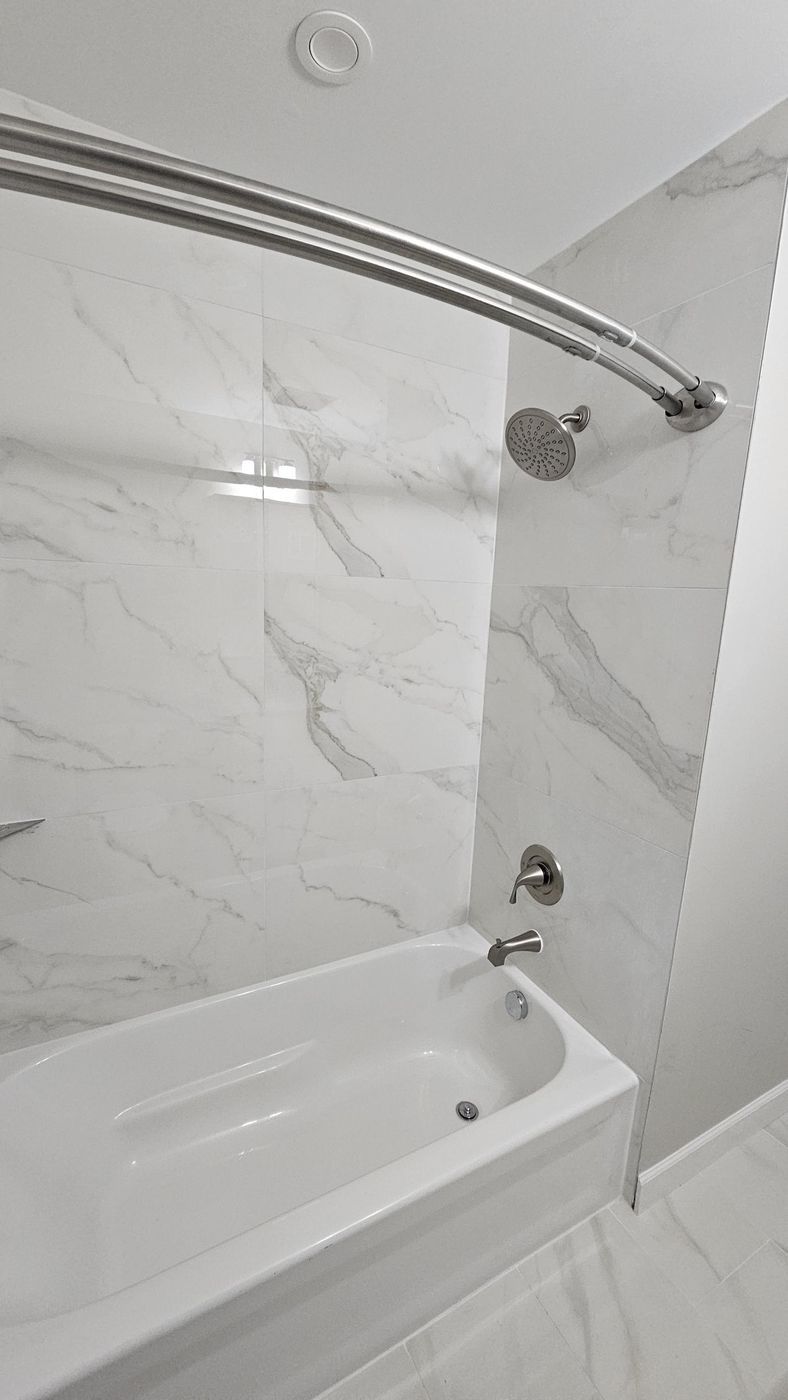 Finished bath: marble-look tile surround